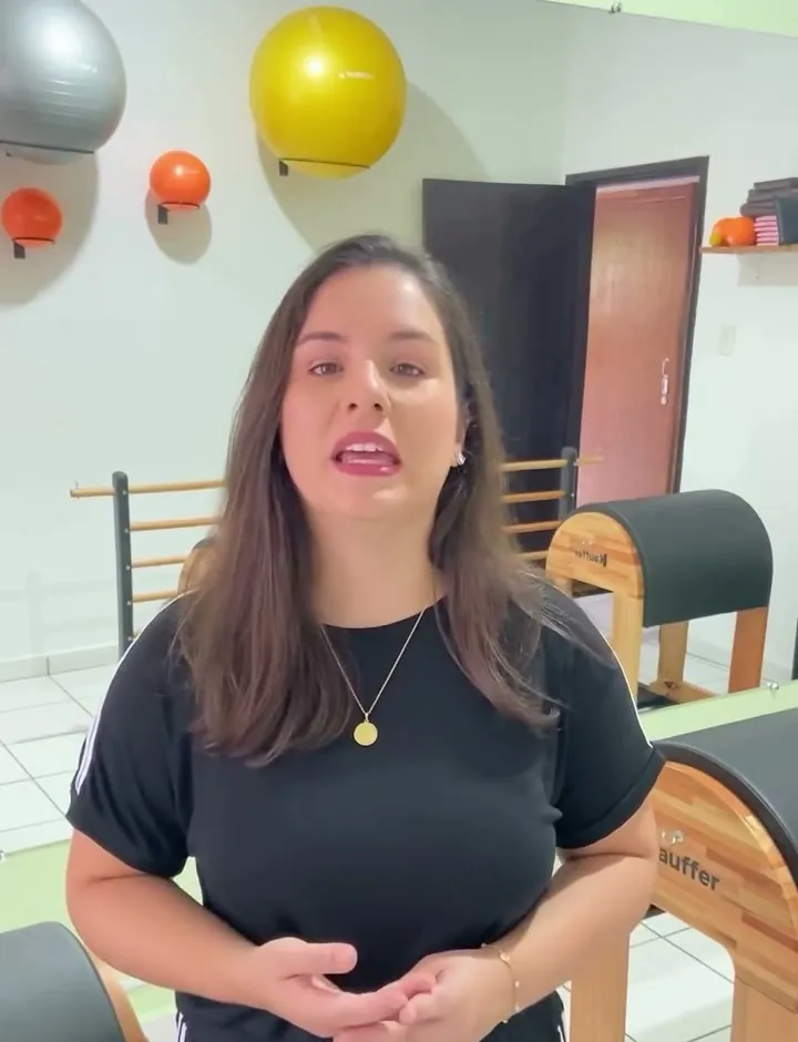 Larissa Martins, fisioterapeuta e instrutora de Pilates, no estúdio